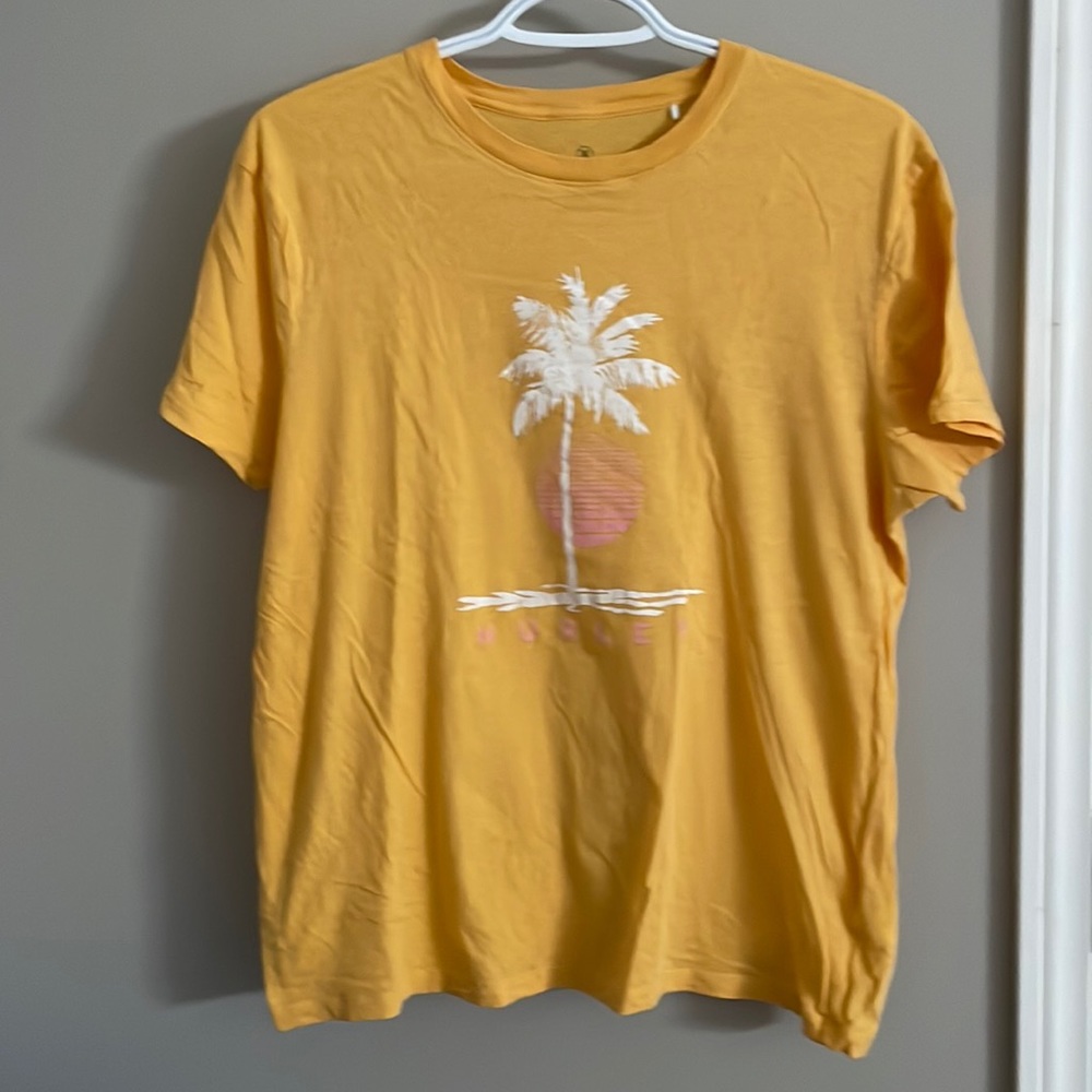 Hurley size medium graphic tee